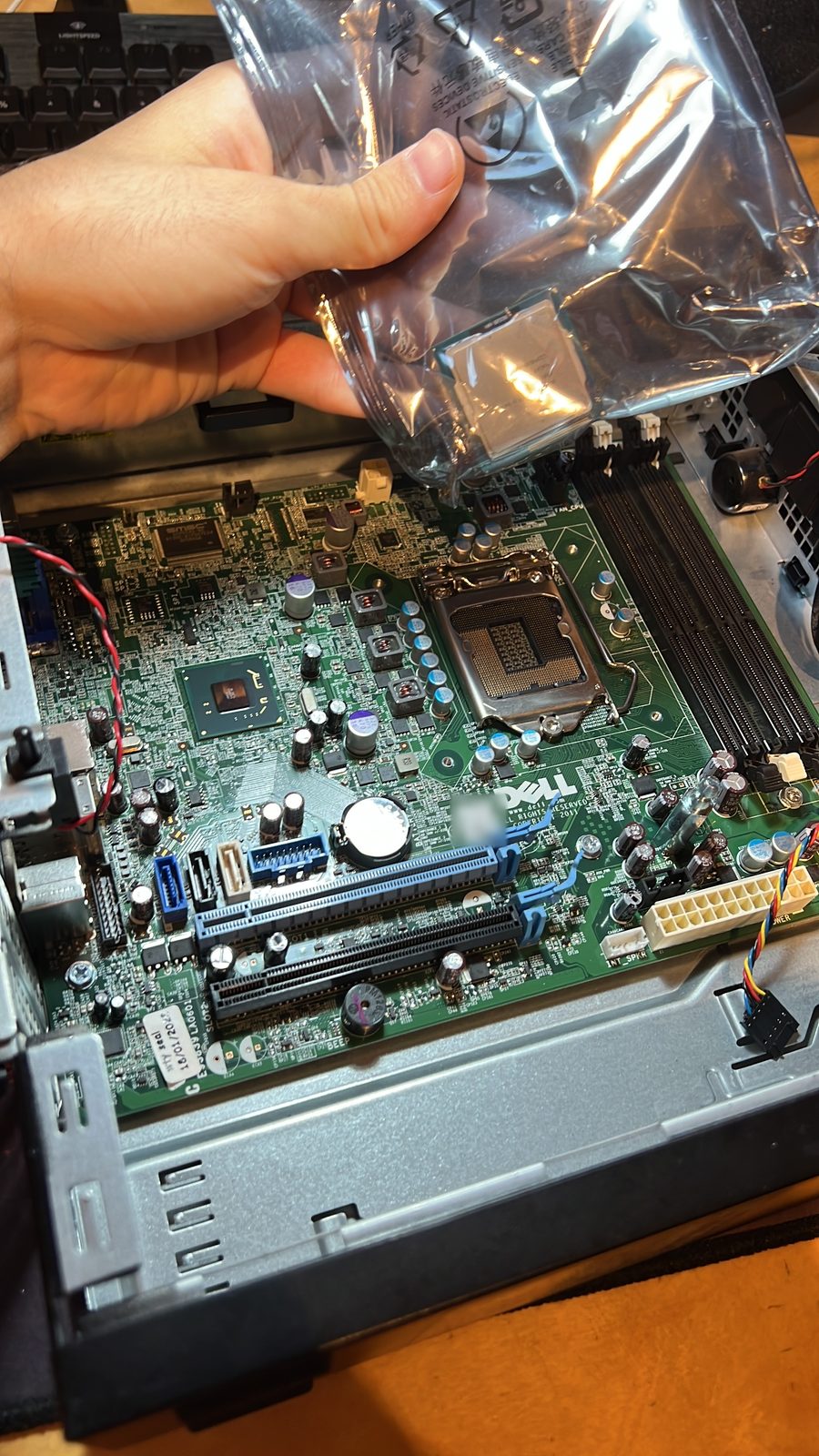 Il processore tolto dal socket della scheda guasta e messo in una busta antistatica