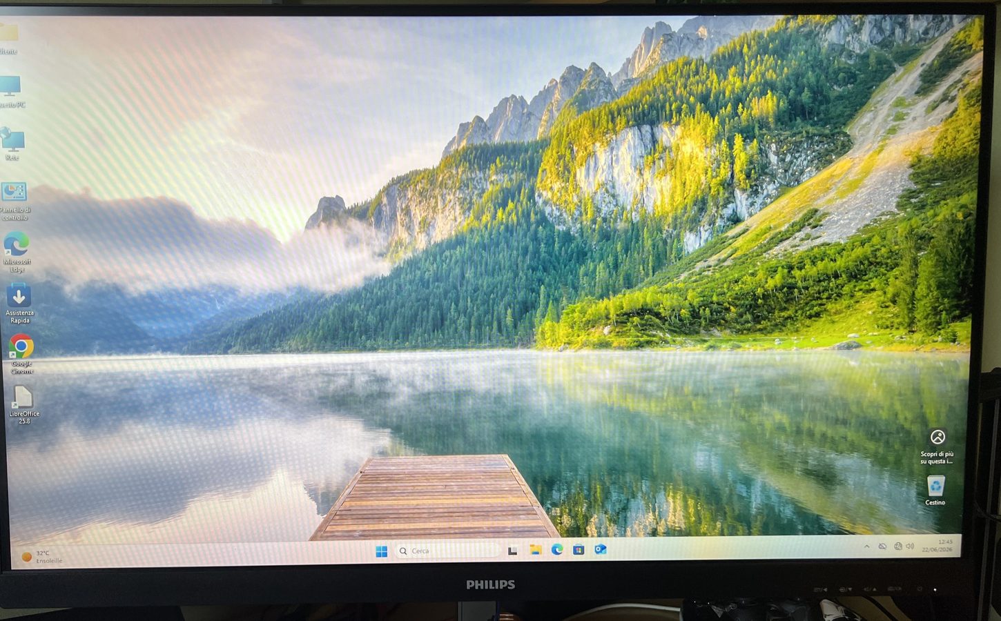 Il PC di nuovo funzionante, con il desktop di Windows 11 sul monitor