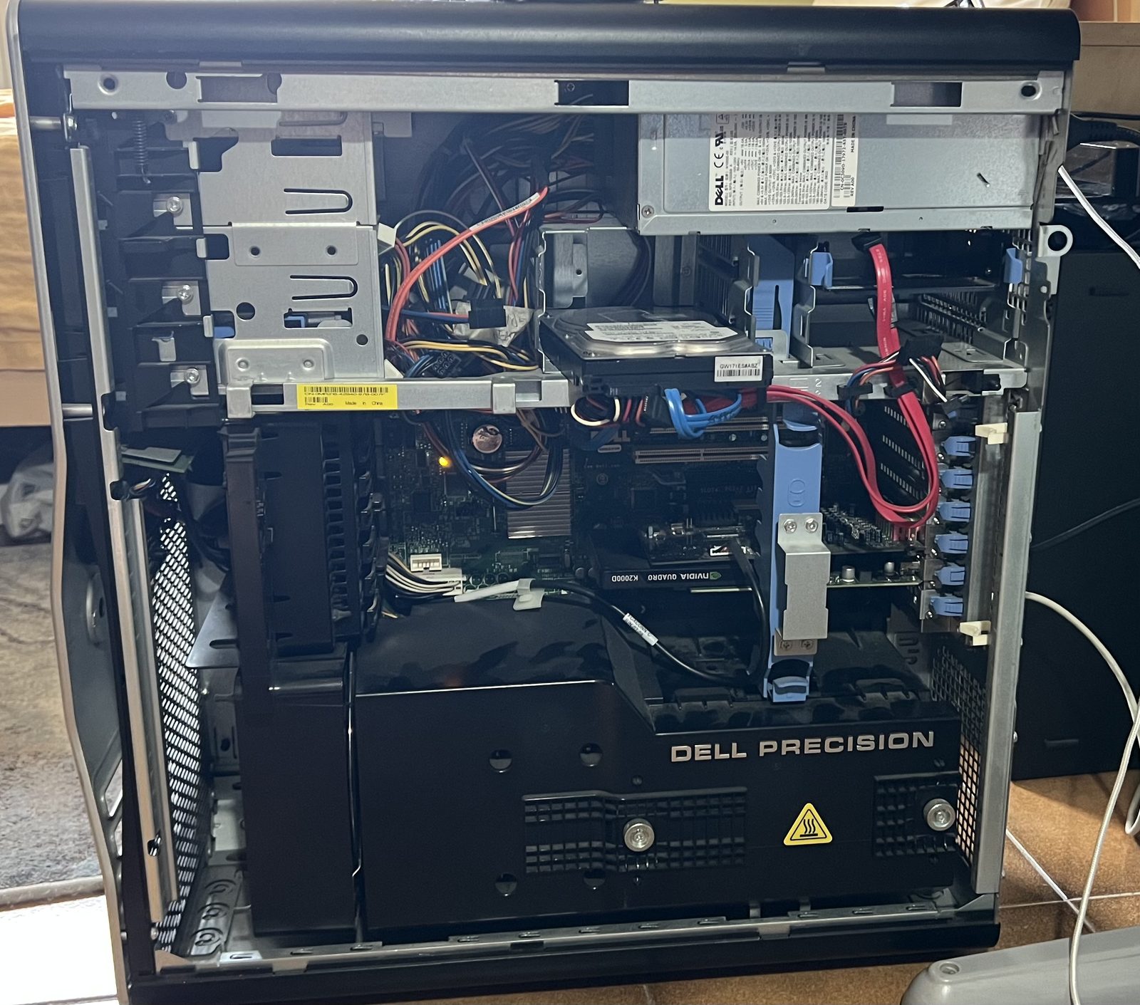 La Dell Precision T7400 aperta, vista laterale