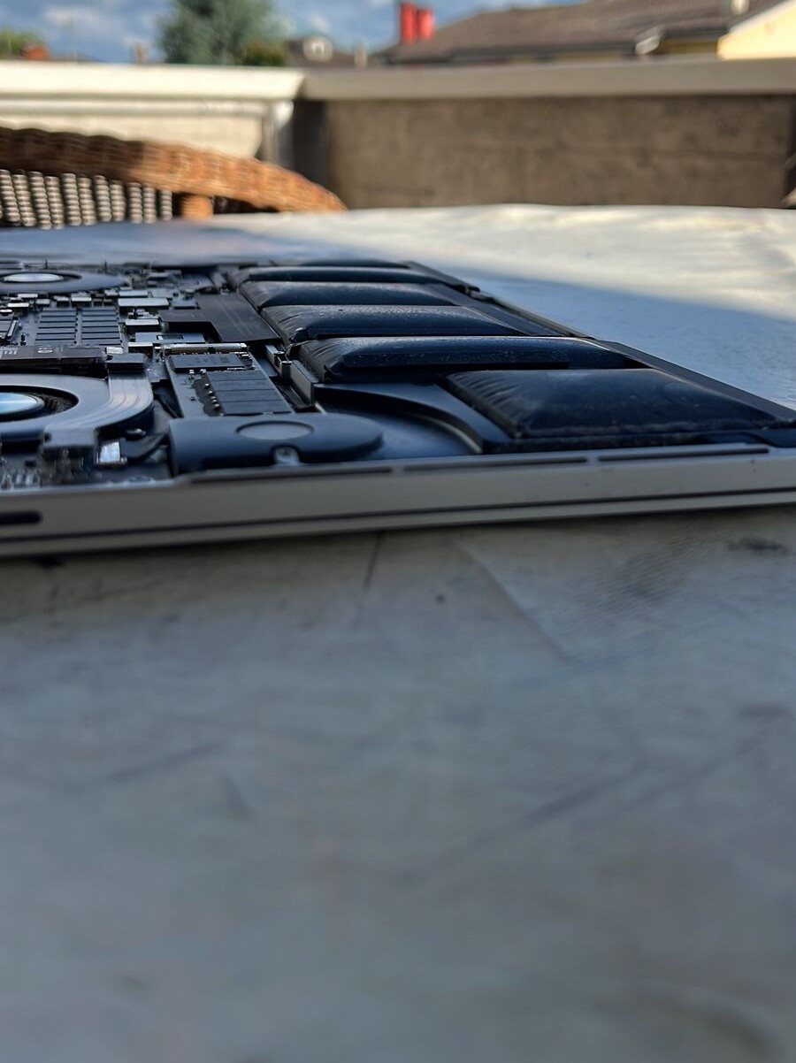MacBook Pro durante la sostituzione della batteria