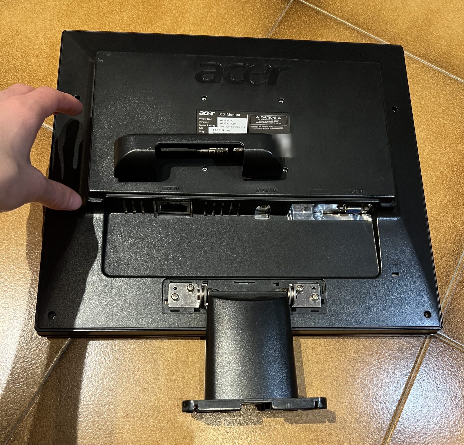 Il retro del monitor Acer da 17 pollici prima dello smontaggio