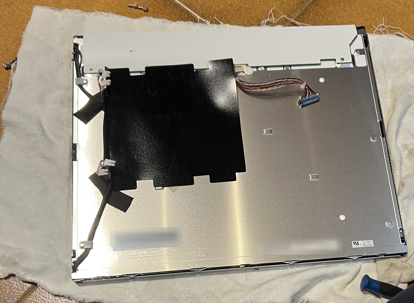 Il retro del pannello LCD separato dal resto del monitor