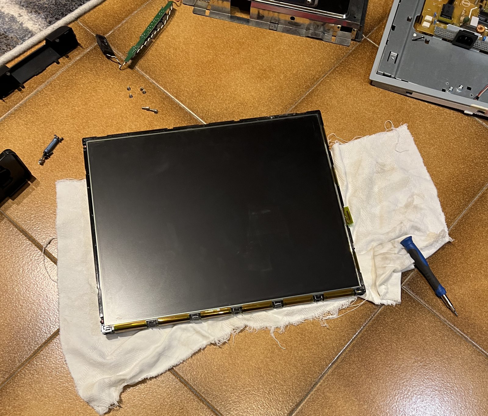 Il pannello LCD libero, appoggiato su un panno dal lato del vetro
