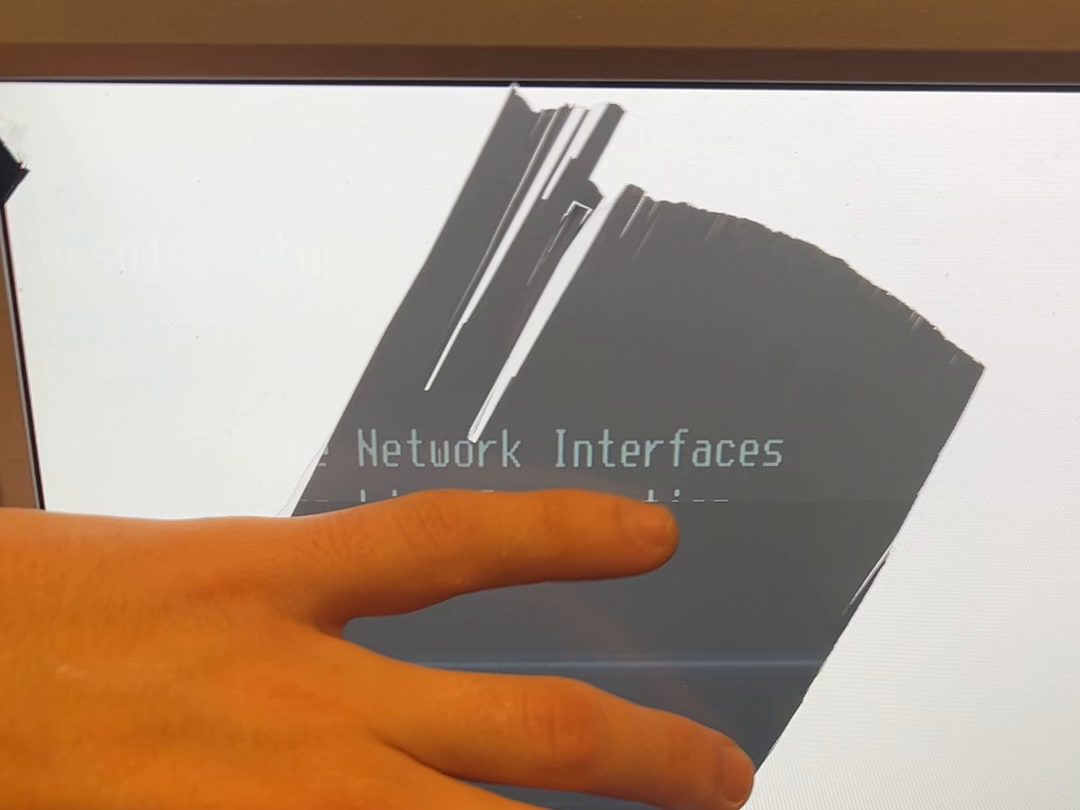 Lo schermo bianco del monitor: solo dietro il pezzo di filtro staccato compare il testo