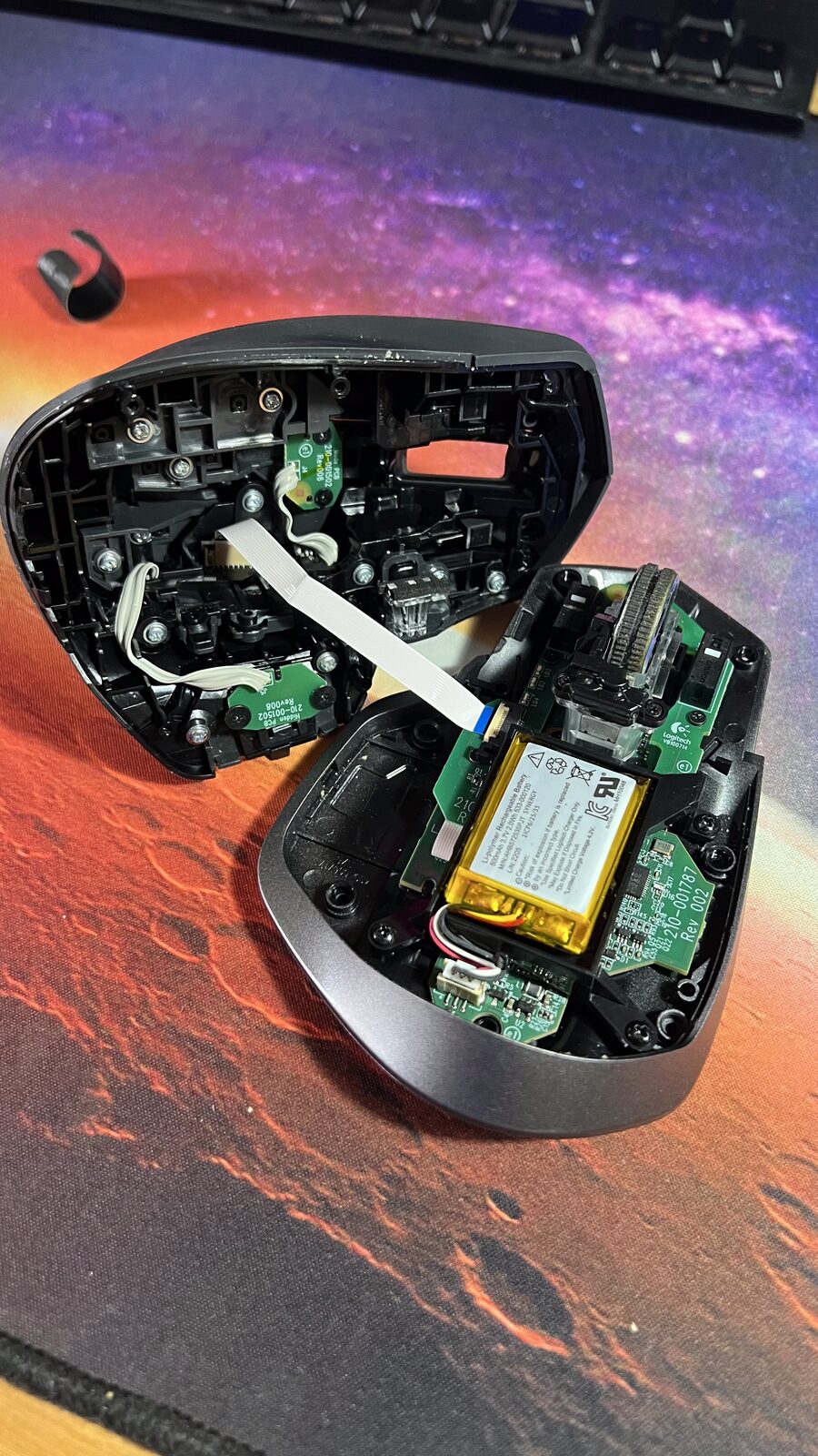 Mouse aperto: batteria, scheda madre e flat cable