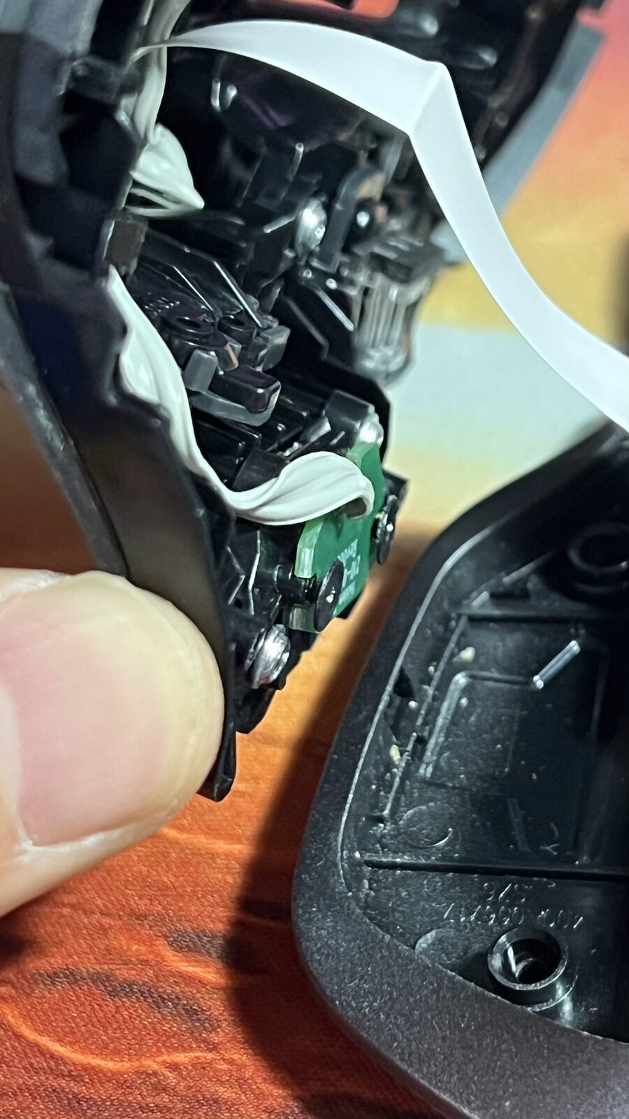 Dettaglio del micro-switch del pulsante pollice