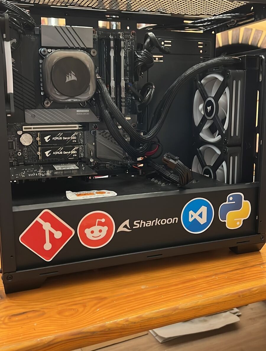PC fisso con dissipatore a liquido Corsair installato