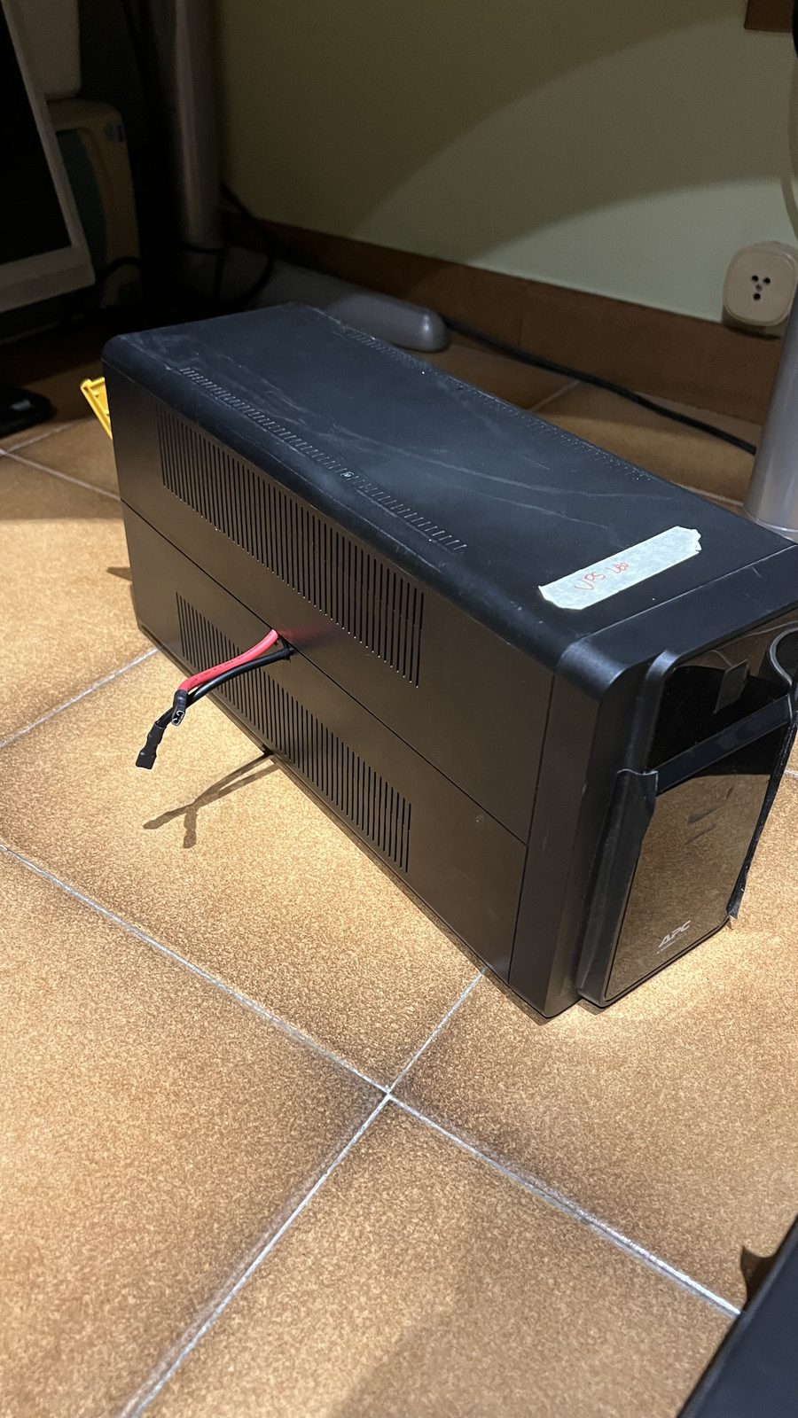 L'UPS APC con i cavi delle batterie che escono dal fianco