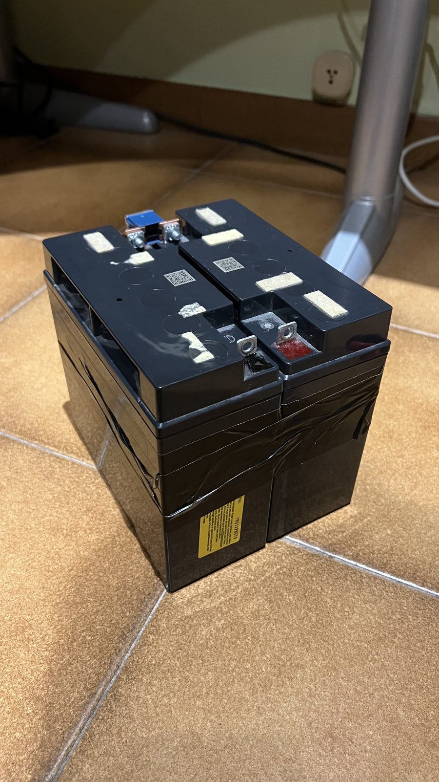 Il pacco esterno: due batterie al piombo da 17 Ah unite, con il fusibile sul collegamento