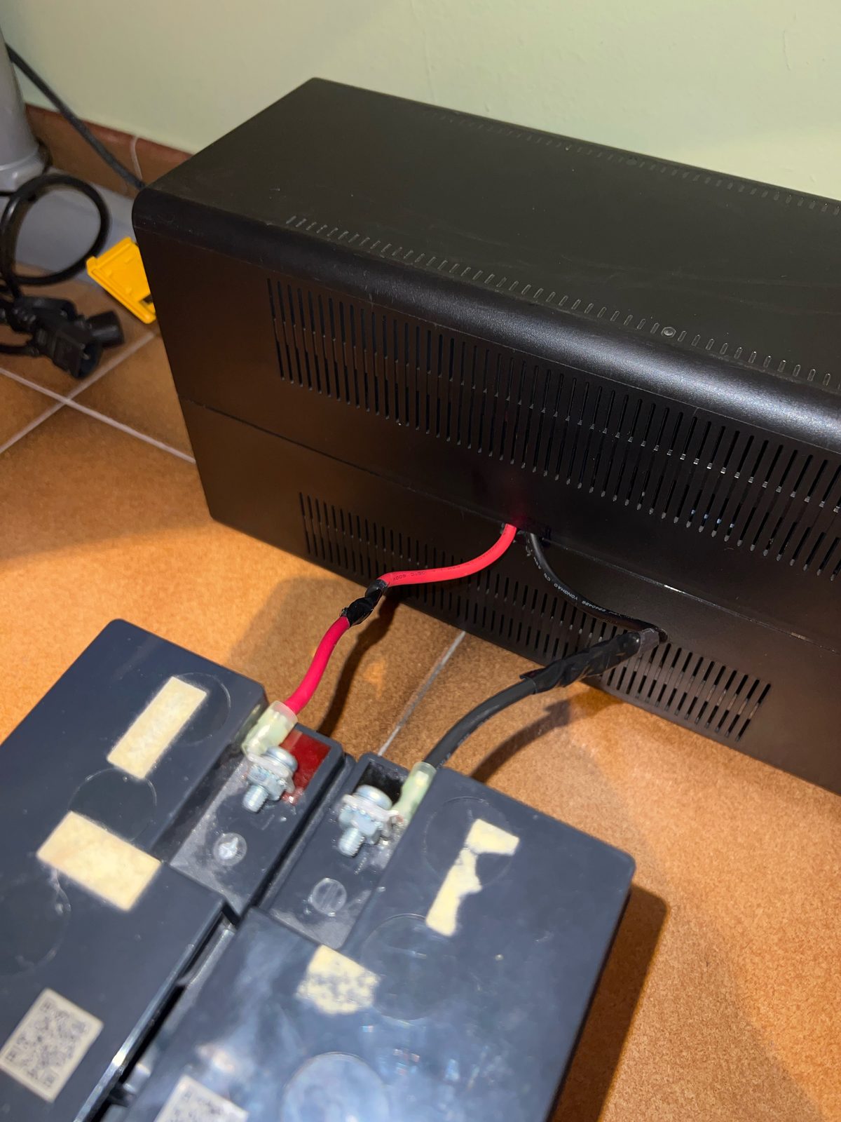 La versione definitiva: cavi collegati direttamente ai poli delle batterie