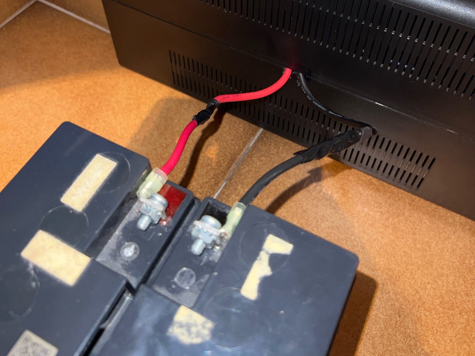 UPS APC collegato a un pacco batterie esterno